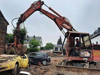 Eine Woche lang war Alfred Greubel mit seinem Bagger im Ahrtal unterwegs, um Flutschäden zu beheben, hier räumt sein Bekannter Reinhold Mall mit dem Bagger ein völlig zerstörtes Fahrzeug weg.