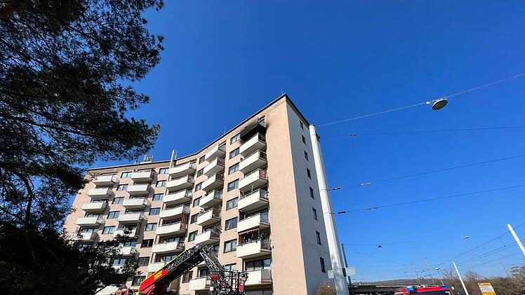 Feuer auf Balkon von Hochhaus ausgebrochen