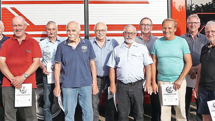 Vereinsehrungen für 40- und 50-jährige Mitgliedschaft bei der Feuerwehr Riedenberg: (von links) Egon Hildmann, Alois Dorn, Ernst Stephan, Günter Seuring, Rudolf Hergenröder, Helmut Weigand, Bruno Weigand, Walter Hergenröder, Walter Fröhlich, Josef...