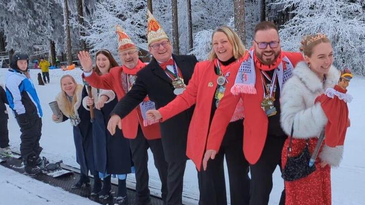 Unser Foto zeigt die Prinzessin, die Vorsitzenden Matthias Grief und Antje Wiczorek, Sitzungspräsident Heribert Übelacker und den Ordenskanzler Dieter Seban.