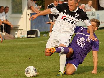 Bernd Pankratz (links, weißes Trikot) fällt wegen Erkrankung beim FC Sand gegen den TSV Lengfeld aus.