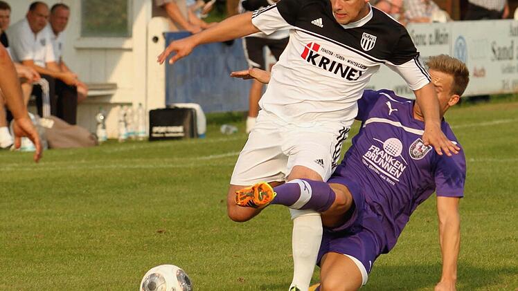 Bernd Pankratz (links, weißes Trikot) fällt wegen Erkrankung beim FC Sand gegen den TSV Lengfeld aus.