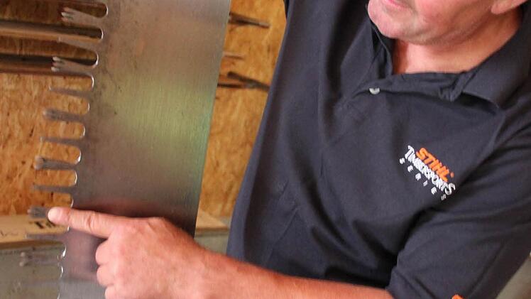 Die Sägezähne der Zugsäge sind unglaublich scharf. Foto: Heike Beudert