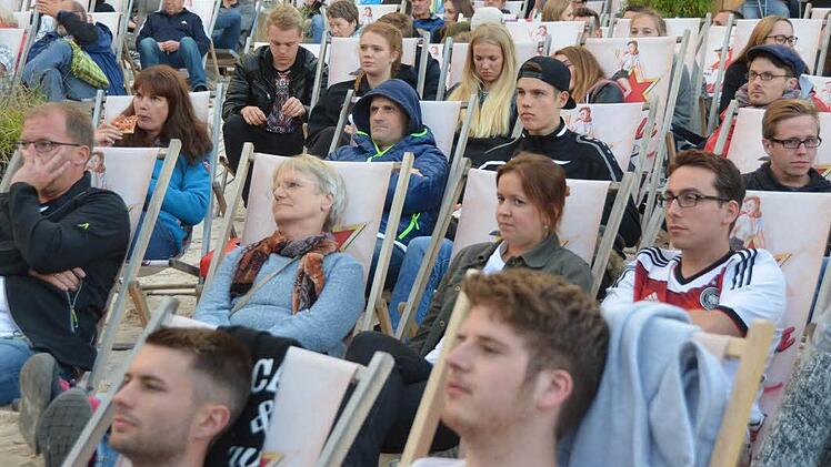 Große Begeisterung stellte sich beim Public Viewing am Stadtstrand beim Spiel Deutschland- Italien nur bei wenigen Besuchern ein.  Foto: Peter Rauch