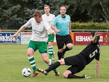 FC Stockheim - SV Friesen II: FC-Akteur Oliver Schubart (schwarzes Trikot) kann mit einer Grätsche den Lauf von Gästeangreifer Dominic Kraus stoppen.  Foto: Heinrich Weiß