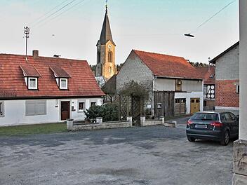 Der Platz um die ehemalige Schule und auch das Umfeld der Kirche sind Stellen, die neu gestaltet werden sollen. Foto: Helmut Will