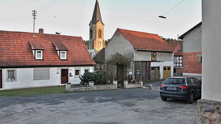 Der Platz um die ehemalige Schule und auch das Umfeld der Kirche sind Stellen, die neu gestaltet werden sollen. Foto: Helmut Will