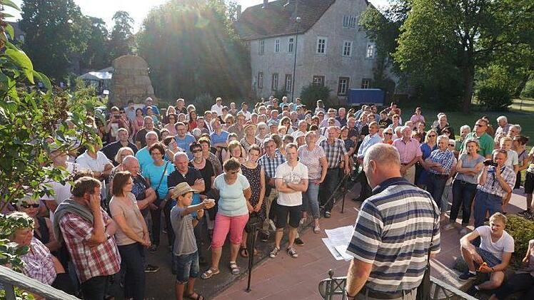 Groß war das Interesse am historischen Dorfspaziergang. Foto: Marion Eckert