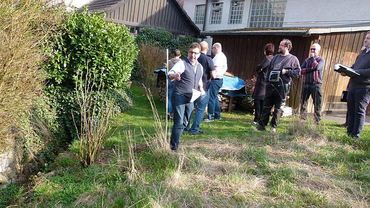 Der Bauausschuss begab sich in ein fast verwunschenes Gelände in Scherneck, um sich die Wasserprobleme der Anlieger anzuhören. Foto: Lothar Weidner