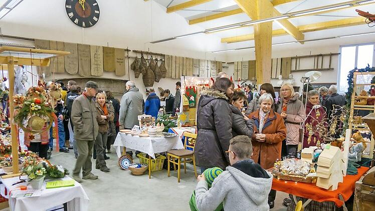 Der Hobbyk&uuml;nstler-Markt im Weisendorfer Heimatmuseum ist ein beliebter Treffpunkt und bietet viele Anregungen f&uuml;r Deko und Geschenke. Foto: Welker, Archiv