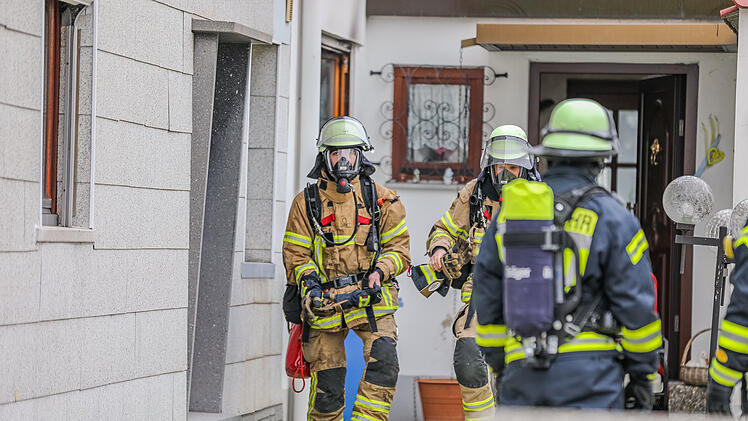 Fürth: Brand in Wohnhaus - Feuerwehr rettet Frau aus Gebäude