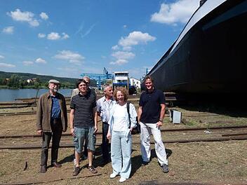 Ein ausgedientes Binnenschiff (rechts) haben sich die Verantwortlichen des Vereins "Bibelwelten" mit Pfarrerin Doris Otminghaus (vorne) schon 2009 angesehen. Damals entstand auf der Werft in Erlenbach am Main dieses Bild. Das Projekt ist auf dem Papier fertig geplant, allein, es fehlt das nötige Eigenkapital. Also heißt es in Haßfurt noch: sammel, sammeln, sammeln. Foto: Archiv