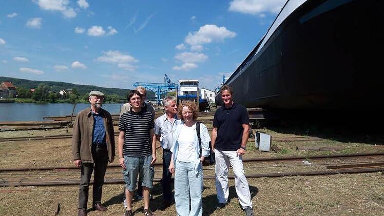 Ein ausgedientes Binnenschiff (rechts) haben sich die Verantwortlichen des Vereins "Bibelwelten" mit Pfarrerin Doris Otminghaus (vorne) schon 2009 angesehen. Damals entstand auf der Werft in Erlenbach am Main dieses Bild. Das Projekt ist auf dem Papier fertig geplant, allein, es fehlt das nötige Eigenkapital. Also heißt es in Haßfurt noch: sammel, sammeln, sammeln. Foto: Archiv