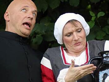 Richter Adam (links) soll aufklären, wer Frau Marthes (rechts) Krug zerbrochen hat.