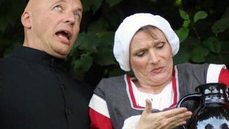 Richter Adam (links) soll aufklären, wer Frau Marthes (rechts) Krug zerbrochen hat.