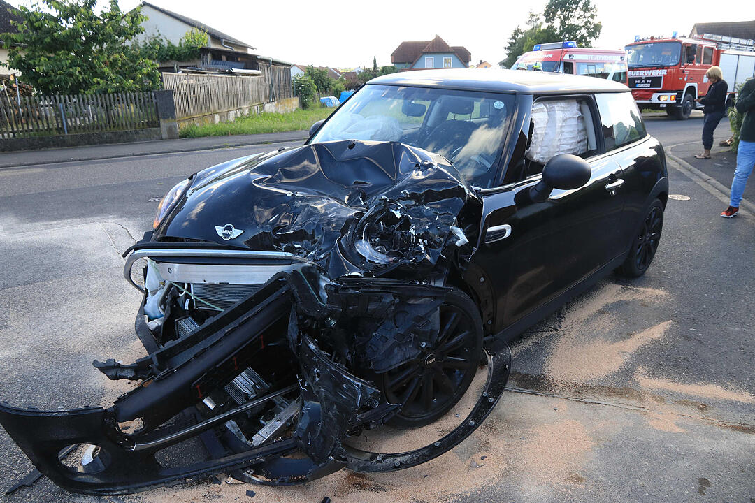 Einsatzfahrt endet in Verkehrsunfall - Mini und Notarzteinsatzfahrzeug kollidieren - Zwei Verletzte ins Krankenhaus