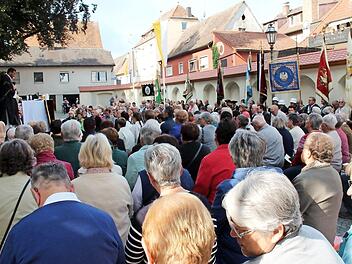 Mehr als 450 Gläubige kamen zum Gottesdienst vor St. Georg.  Foto: J. Blum