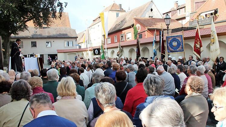 Mehr als 450 Gläubige kamen zum Gottesdienst vor St. Georg.  Foto: J. Blum