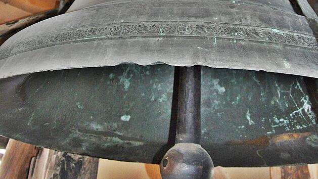 Die Zeit, dass die Glocken der Stadtpfarrkirche Bad K&ouml;nigshofen nicht mehr l&auml;uten, soll zu Ende gehen. Das jedenfalls hoffen Pfarrer Karl Feser und K&uuml;ster Michael L&ouml;hr. Sie haben von der Glockenfirma Perner aus Passau die Zusage, dass die Reparatur in der kommenden Woche beginnt.  Foto: Hanns Friedrich