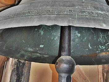 Die Zeit, dass die Glocken der Stadtpfarrkirche Bad Königshofen nicht mehr läuten, soll zu Ende gehen. Das jedenfalls hoffen Pfarrer Karl Feser und Küster Michael Löhr. Sie haben von der Glockenfirma Perner aus Passau die Zusage, dass die Reparatur in der kommenden Woche beginnt.  Foto: Hanns Friedrich