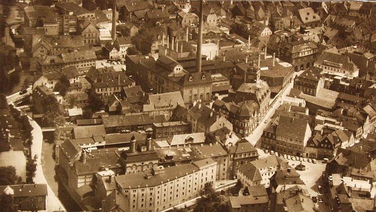 Um den Schlot gruppiert sich der massige Gebäudekomplex der EKU. Foto: Stadtarchiv