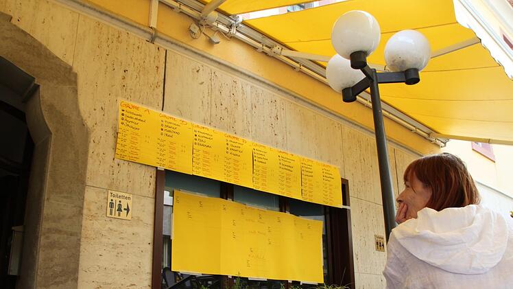 Außen am Café hängt der WM-Spielplan - handgebastelt. Foto: Ulrike Müller