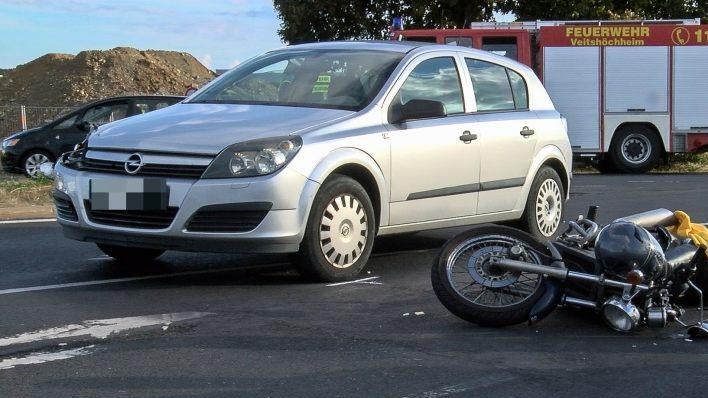 n der Folge eines schweren Verkehrsunfalls zwischen Veitsh&ouml;chheim und Gadheim im Kreis W&uuml;rzburg ist ein Motorradfahrer am Freitagnachmittag schwer verletzt worden. Foto: NEWS5/Desk