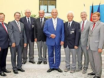 Die Geehrten Peter Seiboth und Siegfried Kremer ( 3. und 4.v. l.) von der Rotkreuz-Bereitschaft Steinwiesen mit Innenminister Joachim Hermann (4. v. r.) sowie Bürgermeister/ stellv. Landrat Gerhard Wunder ( 2. v. l.) sowie weiteren Ehrengästen Foto: Staatsregierung