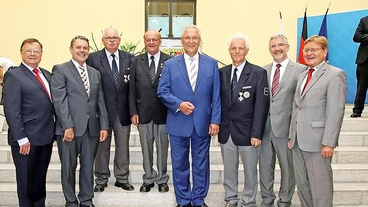 Die Geehrten Peter Seiboth und Siegfried Kremer ( 3. und 4.v. l.) von der Rotkreuz-Bereitschaft Steinwiesen mit Innenminister Joachim Hermann (4. v. r.) sowie Bürgermeister/ stellv. Landrat Gerhard Wunder ( 2. v. l.) sowie weiteren Ehrengästen Foto: Staatsregierung
