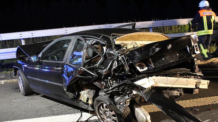 Am sp&auml;ten Freitagabend eilte die Bad Br&uuml;ckenauer Feuerwehr zu einem Unfall, der auf der Sinntalbr&uuml;cke bei Riedenberg passiert war. Foto: Sebastian Gerr