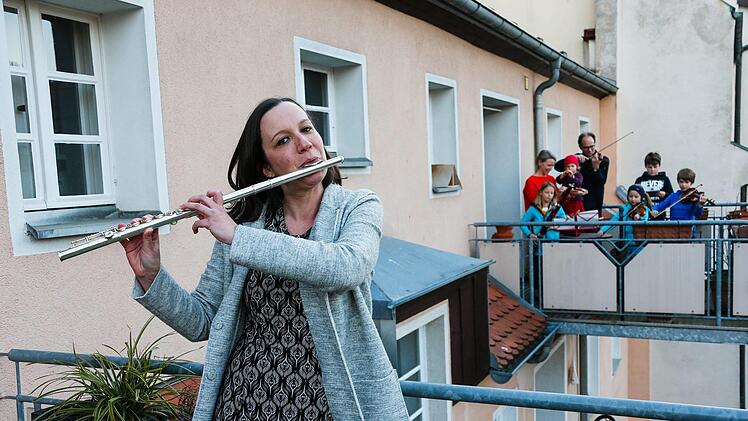 Auch in Bamberg wurde am Sonntag auf den Balkonen musiziert. Fotos: Matthias Hoch
