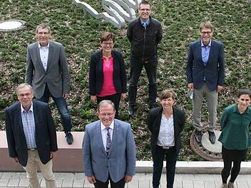 Engagieren sich für die Bewerbung des Bezirk Unterfranken als Fair-Trade-Region: die Mitglieder der Steuerungsgruppe (von links): Bezirksrat Bernhard Ruß (SPD), Bezirksrat Thomas Schiebel (SPD), Bezirksrätin Maria Hoßmann (CSU), Bezirkstagspräsident Erwin Dotzel, Bürgermeister Siegfried Scholtka (Mömlingen), Bezirksrätin Bärbel Imhof (Bündnis 90/Die Grünen), Bezirksdirektor  Gernot Janke und Eine-Welt-Regionalpromotorin Katharina Lang. Foto: Markus Mauritz