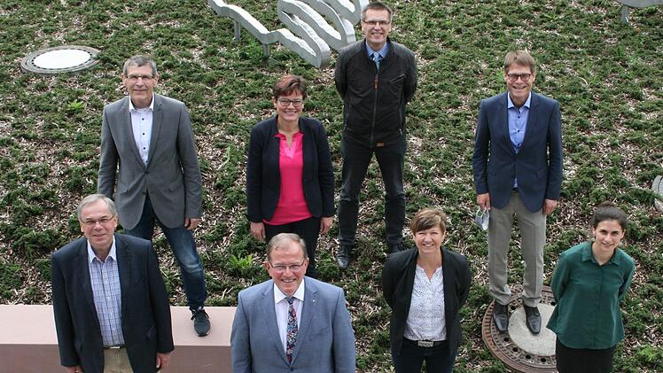 Engagieren sich für die Bewerbung des Bezirk Unterfranken als Fair-Trade-Region: die Mitglieder der Steuerungsgruppe (von links): Bezirksrat Bernhard Ruß (SPD), Bezirksrat Thomas Schiebel (SPD), Bezirksrätin Maria Hoßmann (CSU), Bezirkstagspräsident Erwin Dotzel, Bürgermeister Siegfried Scholtka (Mömlingen), Bezirksrätin Bärbel Imhof (Bündnis 90/Die Grünen), Bezirksdirektor  Gernot Janke und Eine-Welt-Regionalpromotorin Katharina Lang. Foto: Markus Mauritz