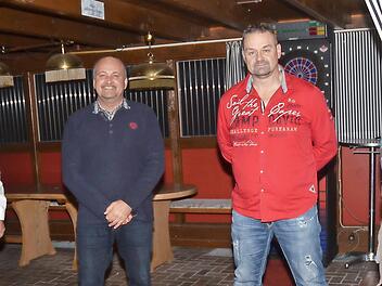 SPD-Kreisvorsitzender Ralf Pohl (links) gratuliert dem neuen Vorstand des SPD-Ortsvereins Burggrub-Neukenroth/Stockheim mit (von links) Jörg Roth (Zweiter Vorsitzender), Timo Fleischmann (Erster Vorsitzender) und Hans Parnickel (Kassier und Schriftführer).