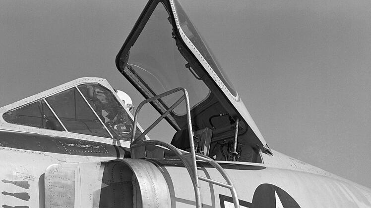 Hier ist der Apollo 1-Astronaut Gus Grissom vor seiner Convair F-102 zu sehen: Er flog im Koreakrieg 100 Kampfeinsätze für die US Air Force.