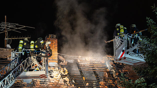 Feuer-Drama in der Nacht: Bewohner retten sich durch abseilen aus der brennenden Wohnung