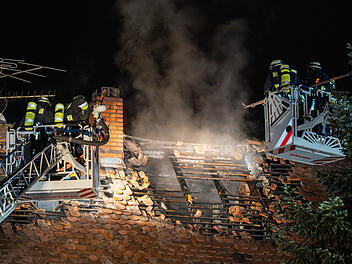 Feuer-Drama in der Nacht: Bewohner retten sich durch abseilen aus der brennenden Wohnung