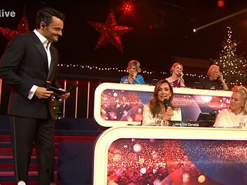 Die große Weihnachtsshow Große Liebesgeste: Giovanni Zarrella begrüßte bei "Die große Weihnachtsshow" seine Ehefrau Jana Ina Zarrella als "meine Königin" und gab ihr einen liebevollen Kuss.