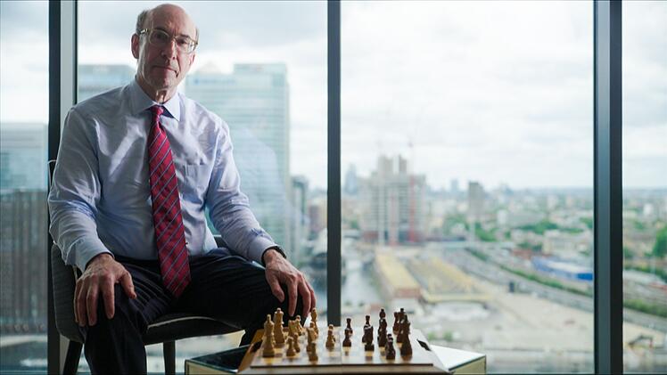 &Ouml;konom Kenneth Rogoff erkl&auml;rt vor der Kulisse des Londoner Bankenviertels, was es mit dem Gold-Hype auf sich hat.
