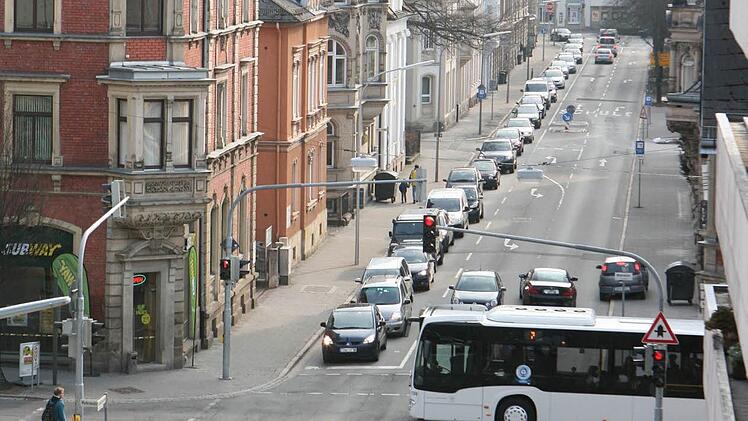 Die Mohren-Kreuzung ist der am stärksten von Bussen befahrene Knotenpunkt. Zu Stoßzeiten queren hier gleich mehrere Linien hintereinander. Wenn die Ampeln dann den Bussen Vorrang einräumen, hat die Löwenstraße nur sehr kurze Grün-Phasen und der Verkehr staut sich zurück bis in die Goethestraße. Foto: Ulrike Nauer