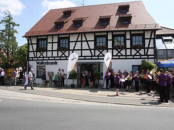 Viele Gäste feierten die Einweihung der neuen Bankfiliale mit. Fotos; Galster