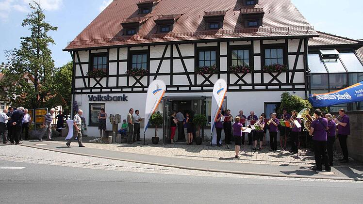 Viele Gäste feierten die Einweihung der neuen Bankfiliale mit. Fotos; Galster