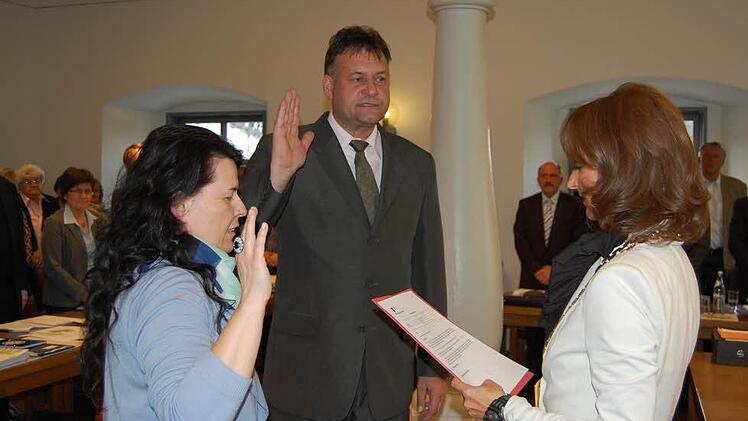 Bürgermeisterin Christine Frieß (CSU) vereidigte 2. Bürgermeisterin Sabine Heppner und 3. Bürgermeister Manfred Hofmann (CSU).