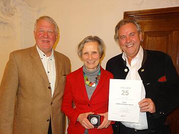 Der Landesvorsitzende der FDP Bayern, Albert Duin, und der Kreisvorsitzende Markus Suchanka ehren Bezirksrätin Adelheid Zimmermann für 25-jährige Mitgliedschaft in der Partei.  Foto: Marion Eckert