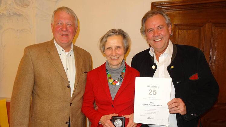 Der Landesvorsitzende der FDP Bayern, Albert Duin, und der Kreisvorsitzende Markus Suchanka ehren Bezirksrätin Adelheid Zimmermann für 25-jährige Mitgliedschaft in der Partei.  Foto: Marion Eckert
