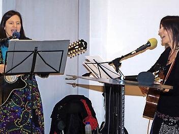 Für die musikalische Ausgestaltung des Internationalen Frauentags am 8. März in der Kronacher Synagoge sorgt das Duo "Flair": Ute Fischer-Petersohn (links) und Alexandra Förtsch. Foto: hs