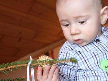 Für den kleinen Max aus Pferdsfeld gibt es viel zu entdecken - auch am ersten Weihnachtsbaum seines Lebens.  Foto: Ramona Popp