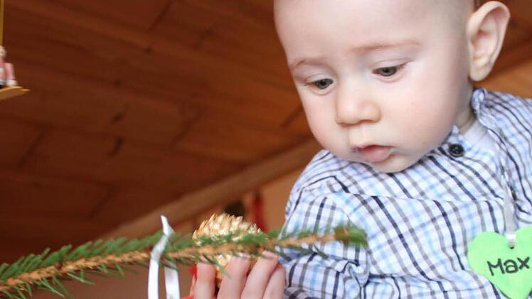Für den kleinen Max aus Pferdsfeld gibt es viel zu entdecken - auch am ersten Weihnachtsbaum seines Lebens.  Foto: Ramona Popp
