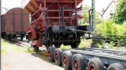 Ein Eisenbahnwaggon wird auf einen Straßenroller gezogen. Foto: Archiv