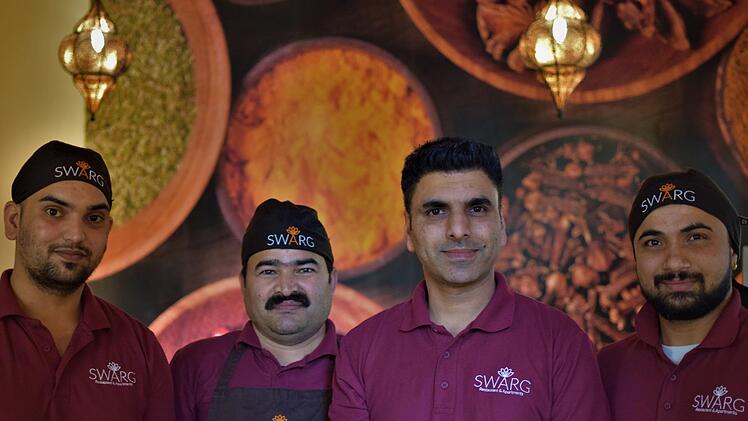 Stolz auf ihr Familienrestaurant: Kuldeep Bagri (2.v.re) mit seinem Team.